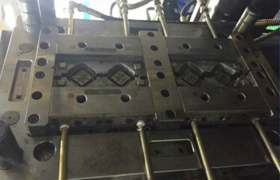 全自動6軸機器人智能一體機： 配合兩臺臥式注塑機無人化生產(chǎn) (各種五金植入模內(nèi)注塑生產(chǎn)專用機）